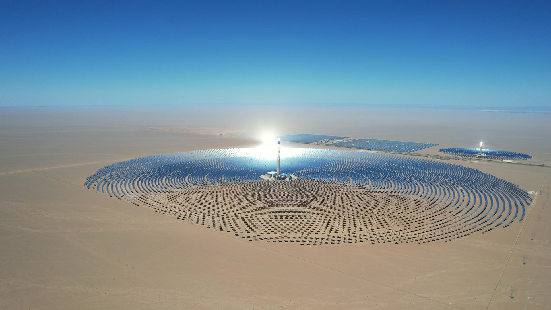 新疆沙漠中的太阳能光伏环保能源电力传输电站4k素材视频的预览图