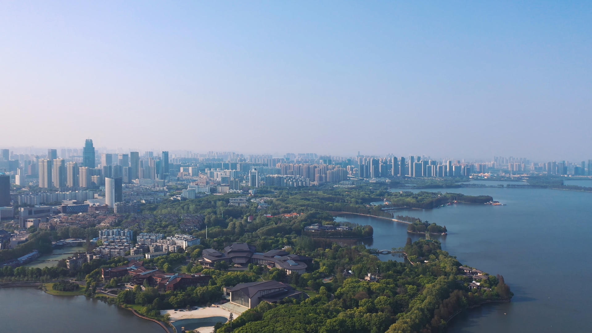 航拍风光城市武汉东湖5A级风景区湖景自然风景4k素材视频的预览图