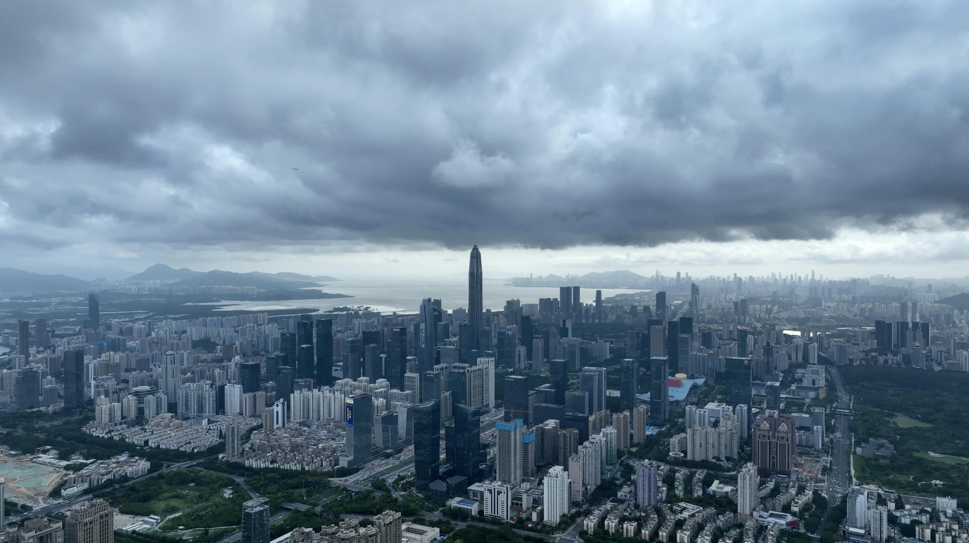 4K航拍右侧雨季深圳平安金融中心大厦视频的预览图