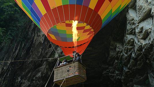 慢镜头升格拍摄4k素材湖北恩施利川5A级旅游景区腾龙洞热气球视频的预览图
