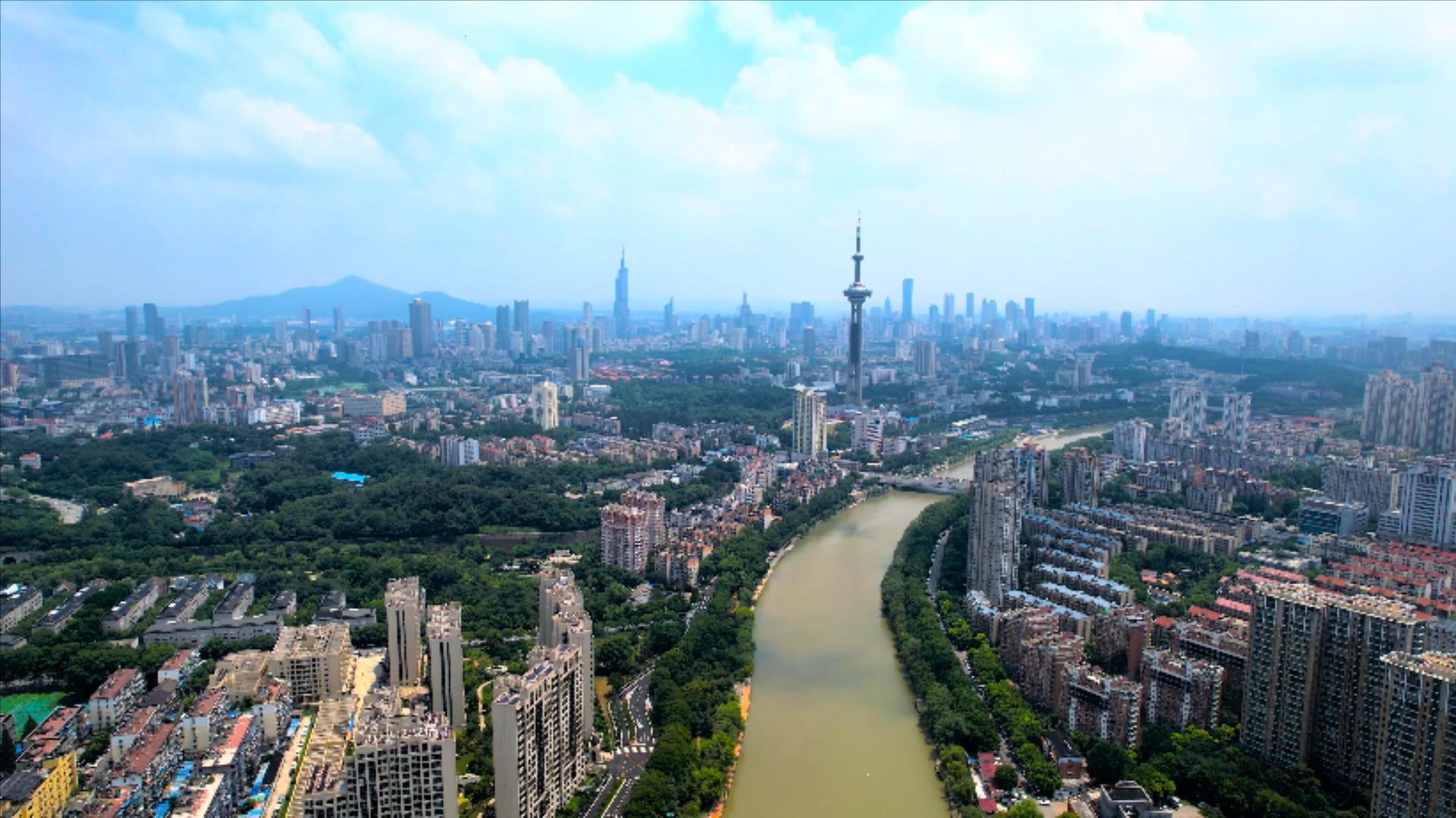 4K航拍南京外秦淮河城市天际线江苏电视塔视频的预览图