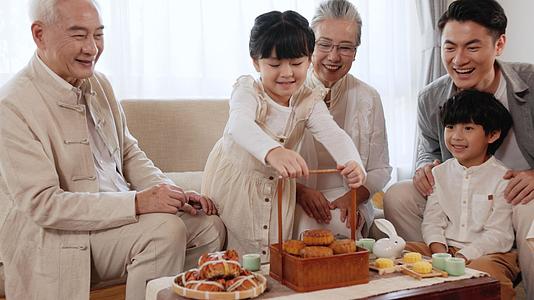 一家人庆祝中秋节日视频的预览图
