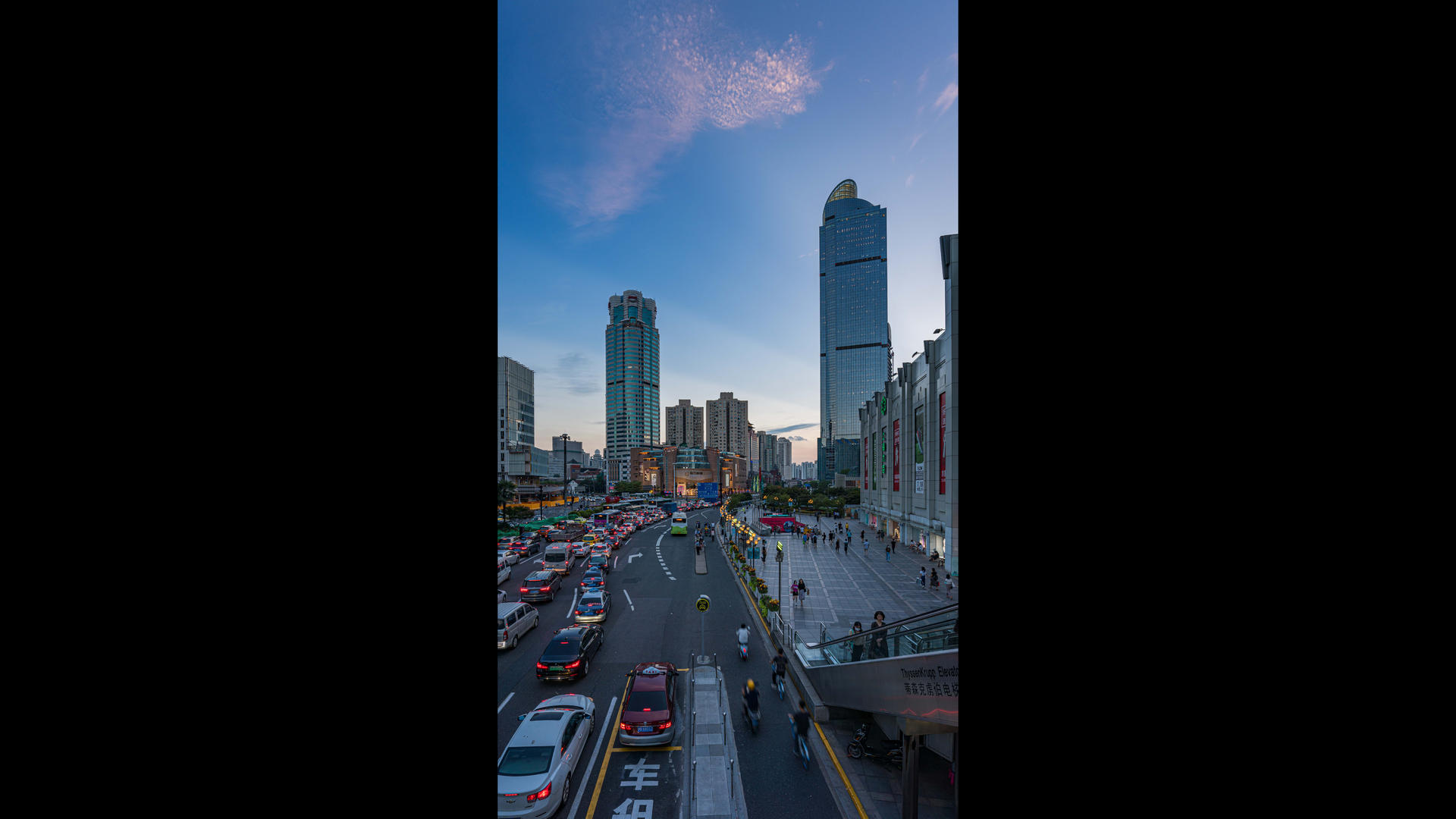上海市徐家汇日转夜延时8K竖屏视频的预览图