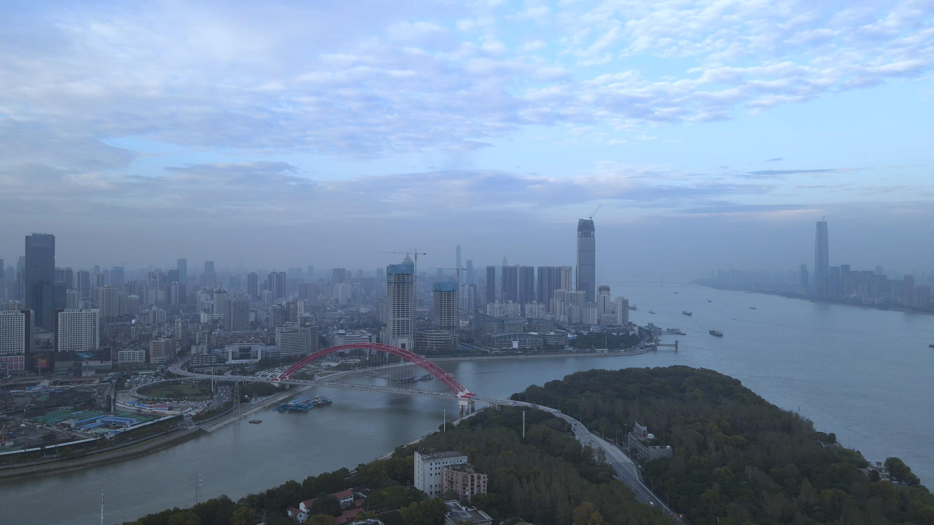 航拍城市自然风光落日夕阳4k天空素材视频的预览图