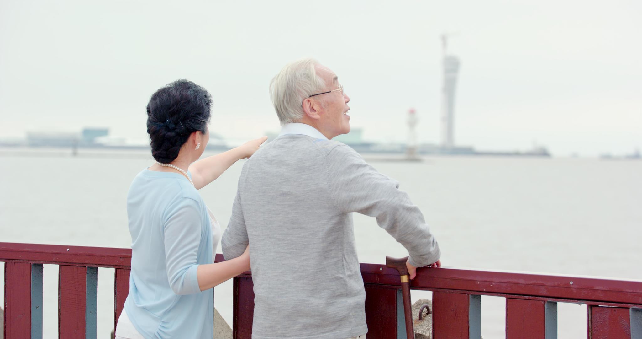 老人在海边看风景视频的预览图
