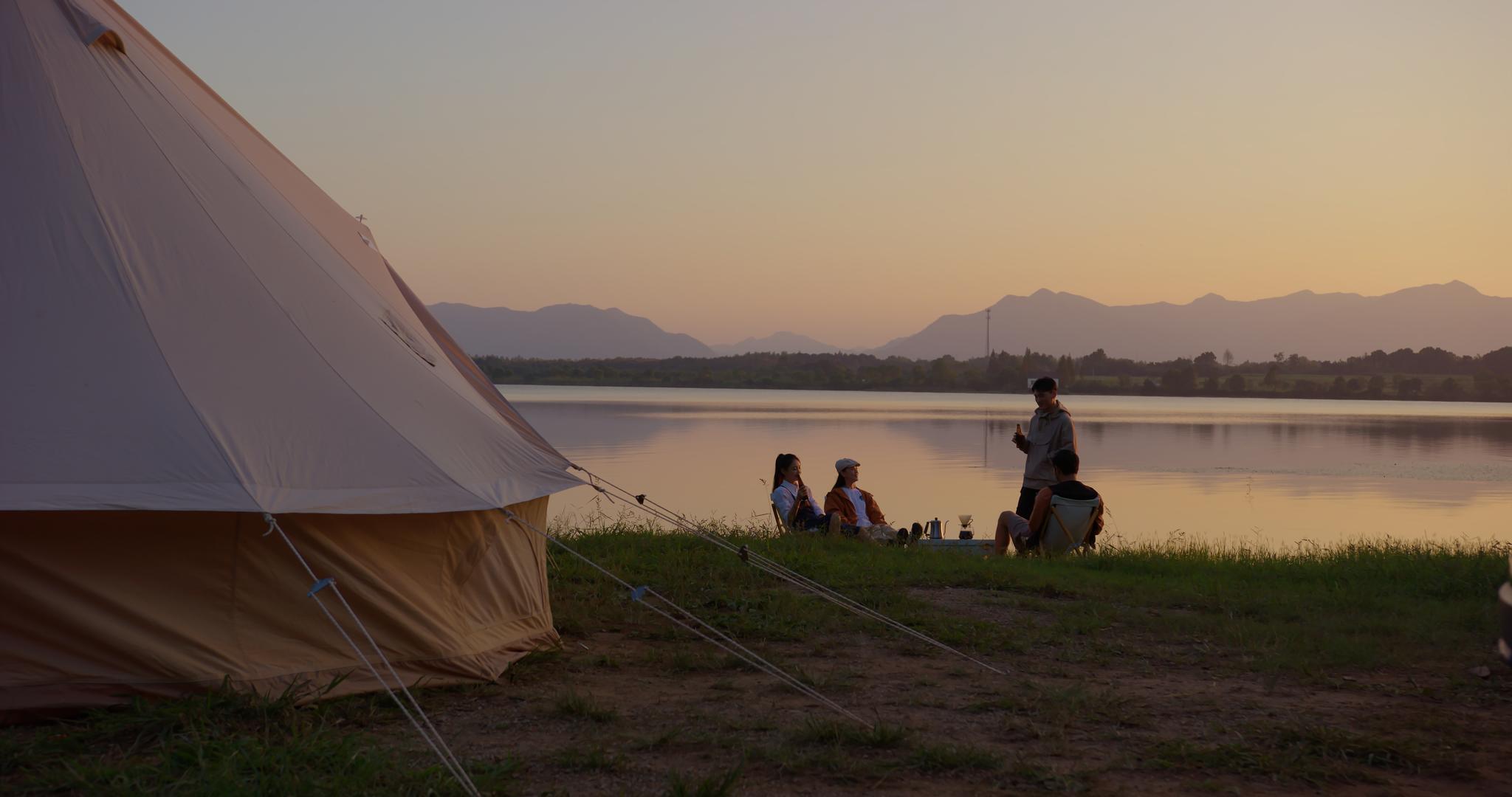8K湖边露营的朋友们分享故事视频的预览图