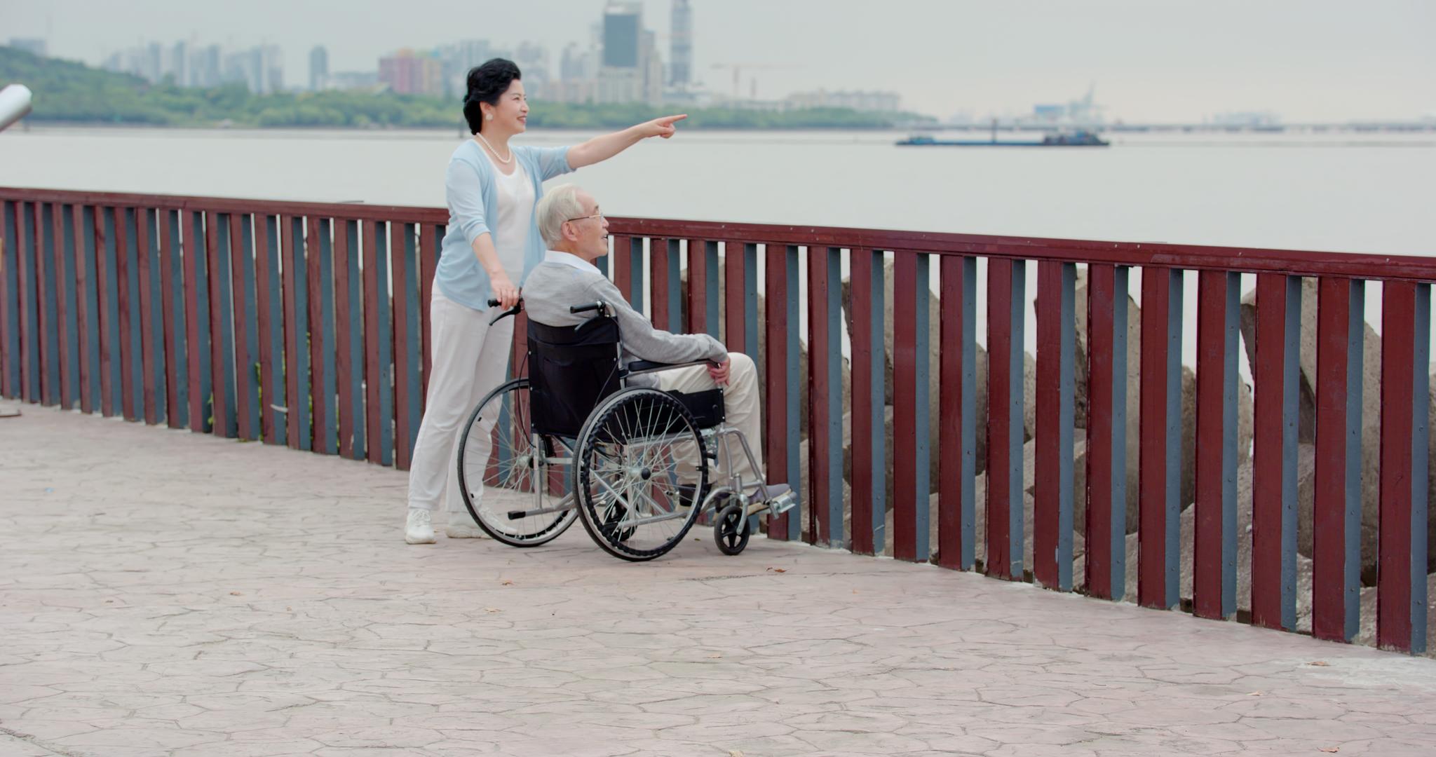 海边推着轮椅的老人视频的预览图