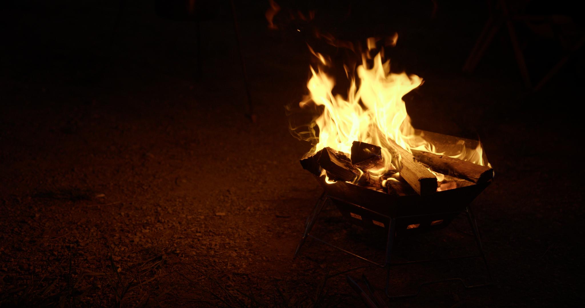8K野营夜晚的篝火视频的预览图