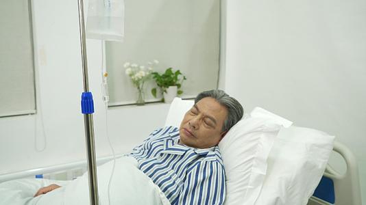 医院病床上输液的老人视频的预览图