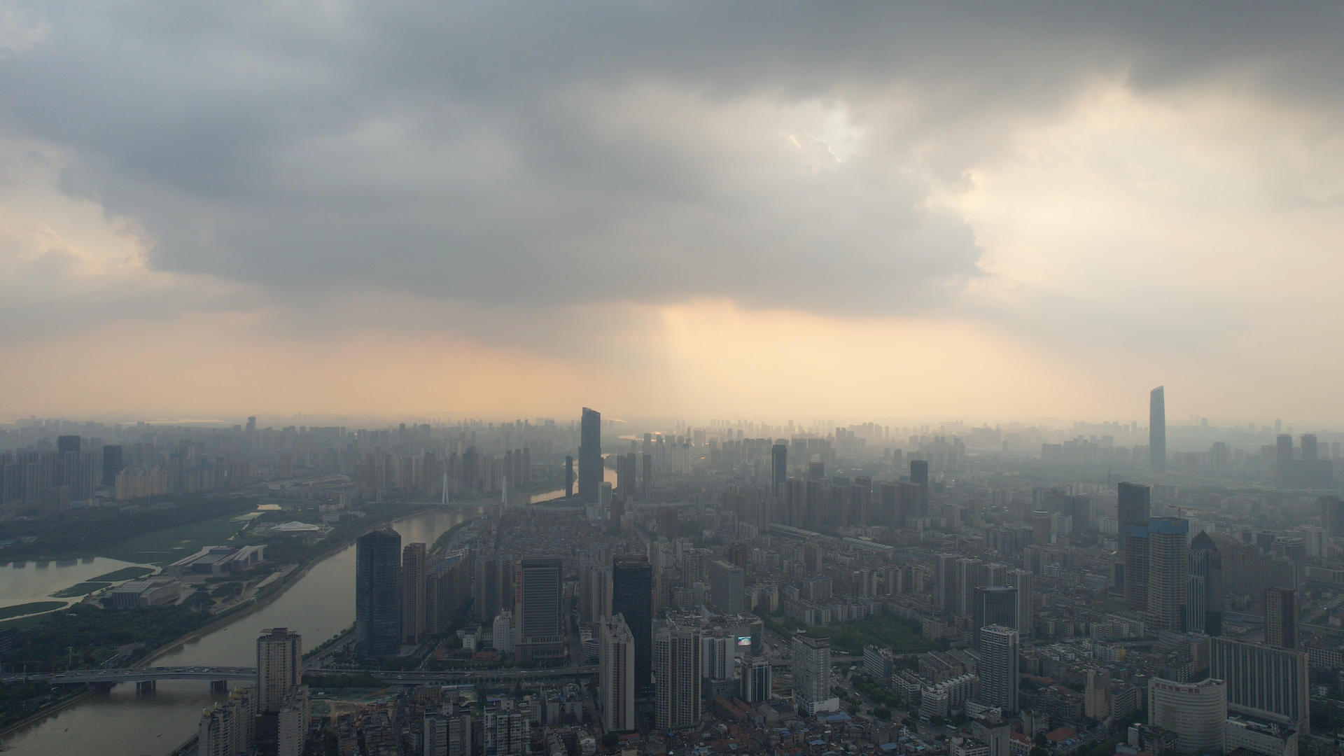 航拍城市夕阳晚霞落日天空自然天际线高楼4k素材视频的预览图