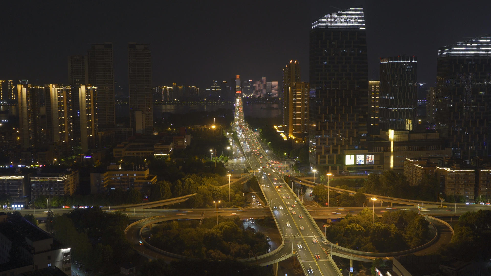 航拍城市夜景交通道路车流街景天际线4k素材视频的预览图