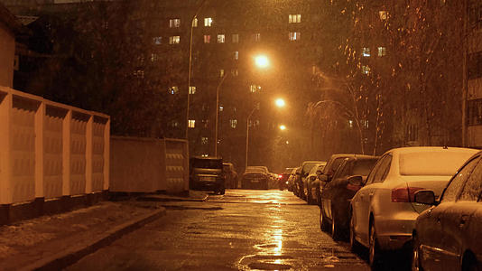 冬天寒流来临城市小巷里飘落的雪花实景拍摄视频的预览图