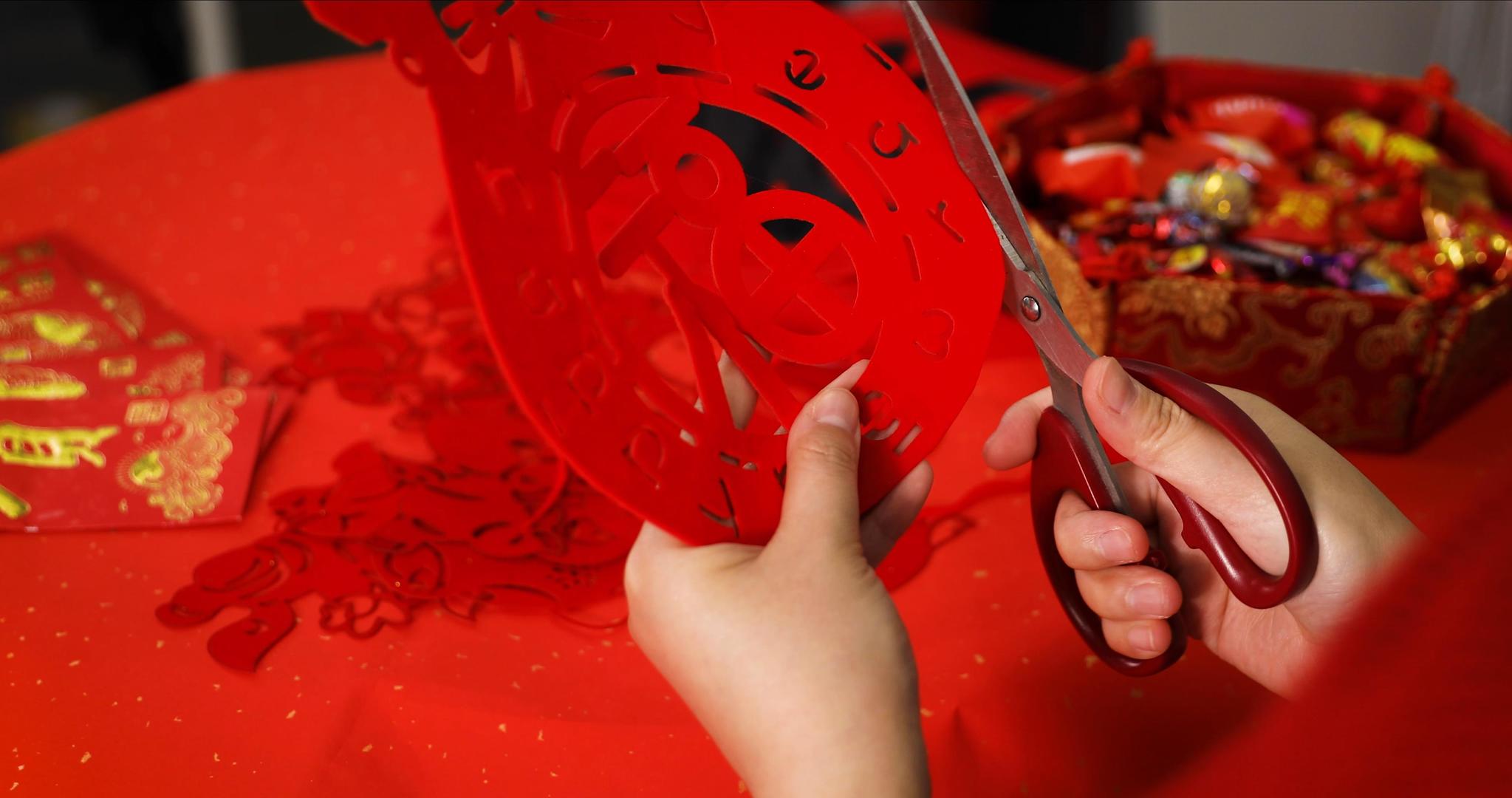 红火过年春节剪纸剪福字视频的预览图