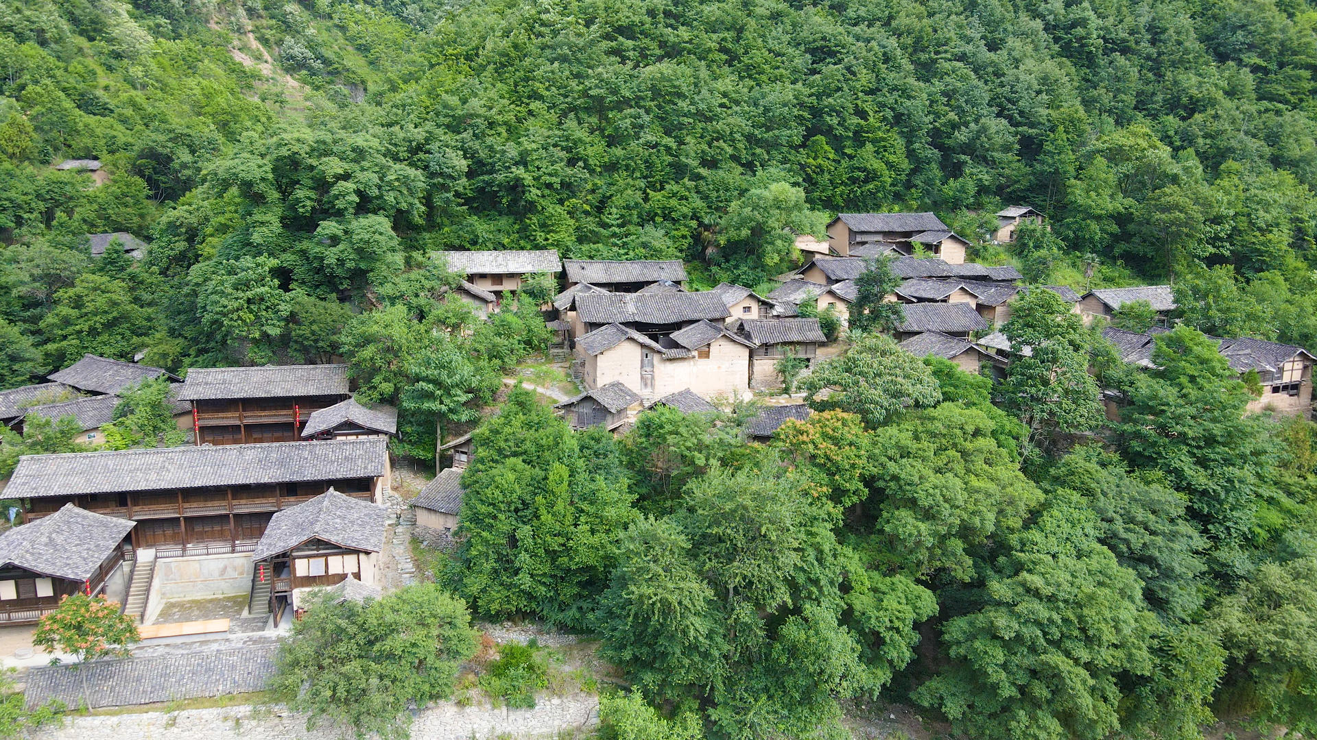 甘肃陇南传统民居保护古村落4K航拍视频的预览图