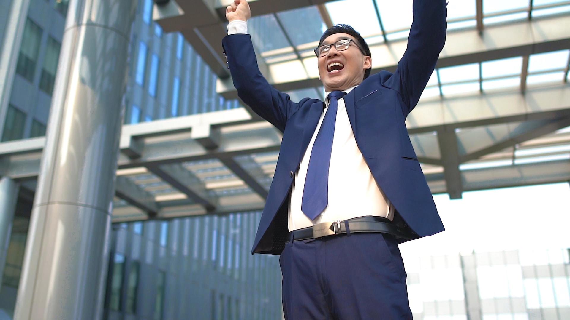 穿西装的金融商务男性挥手奋斗视频的预览图
