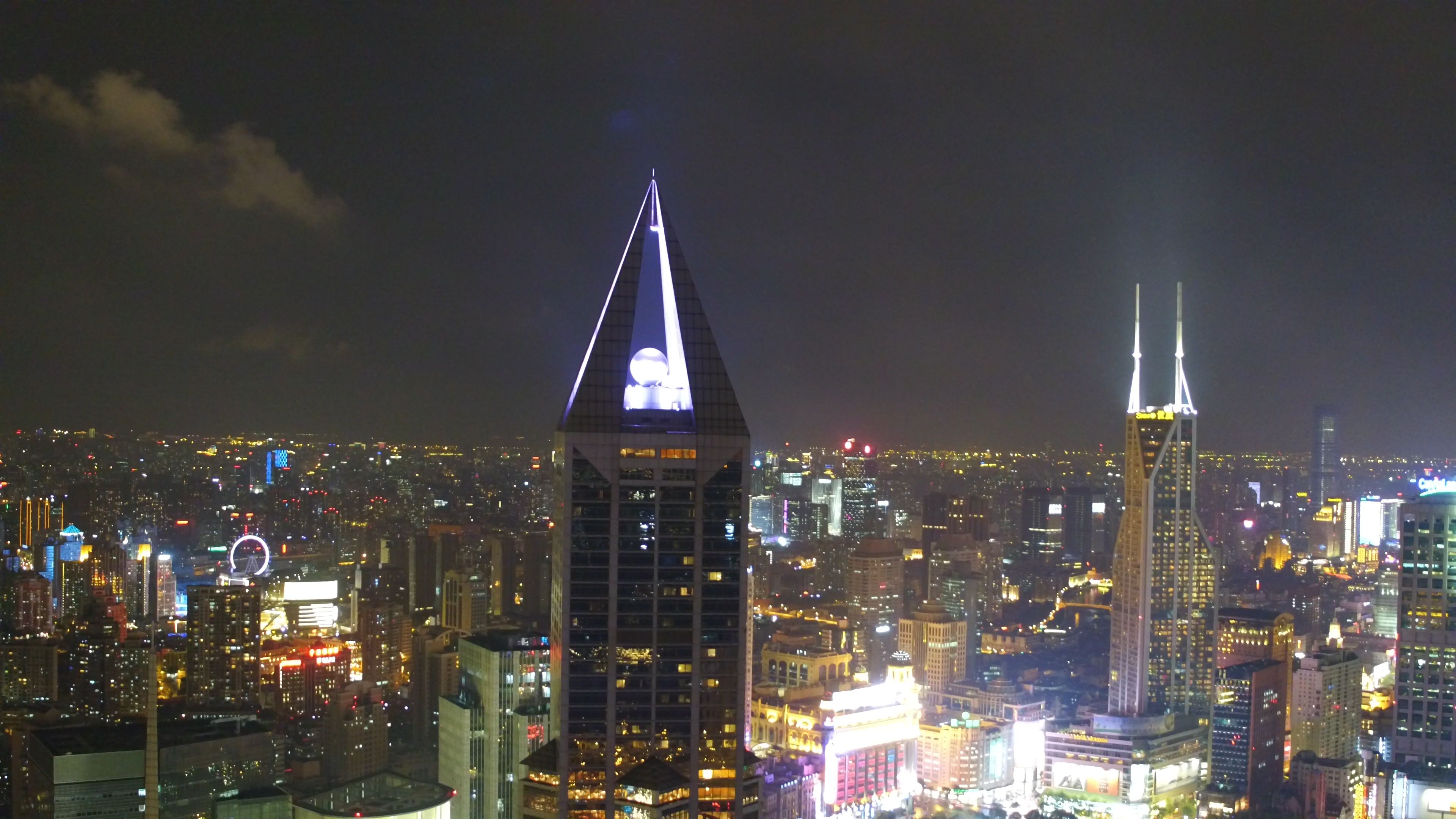 4K上海人民广场城市夜景航拍视频的预览图