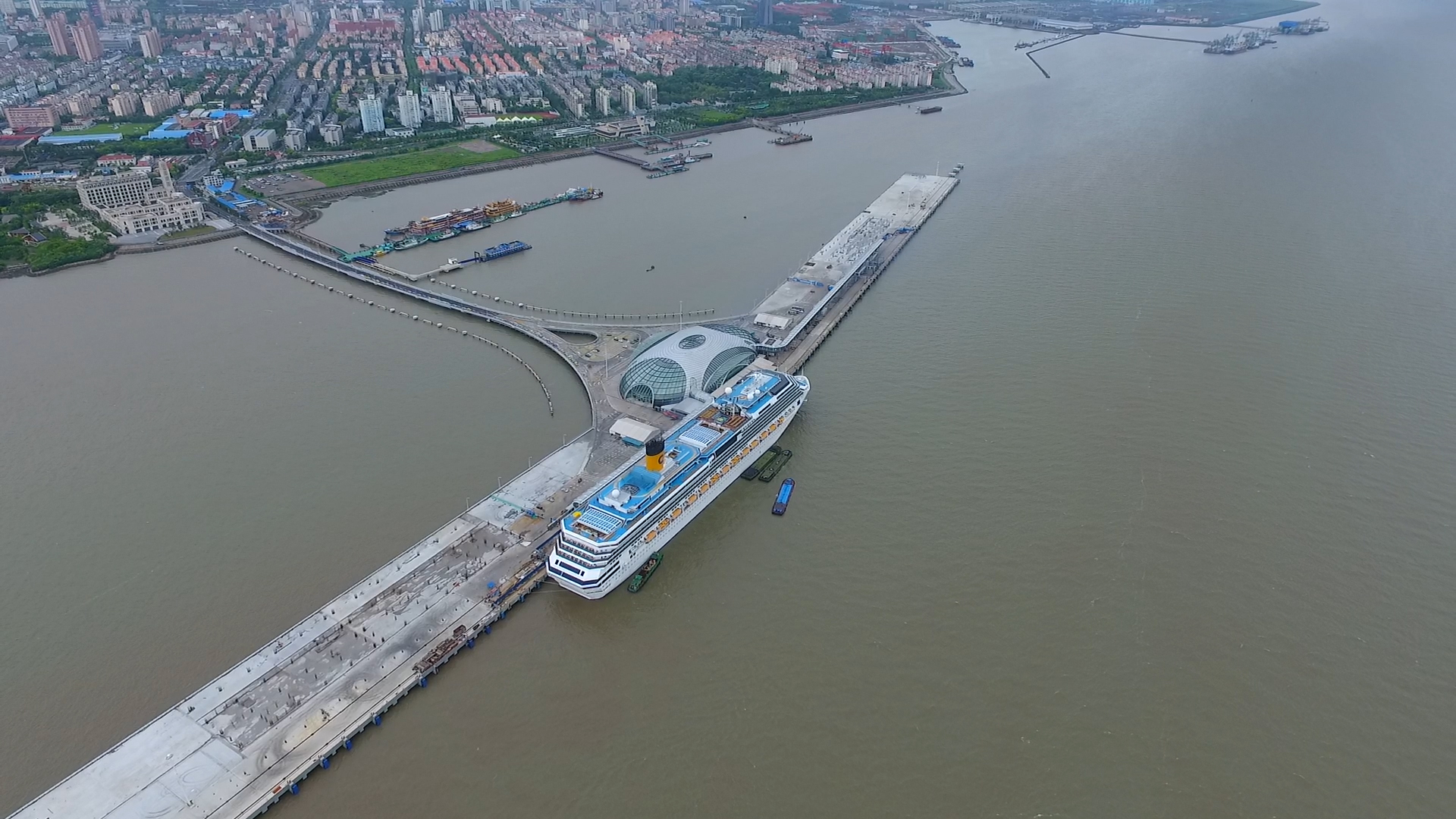 1080P吴淞港游轮大全景航拍视频的预览图