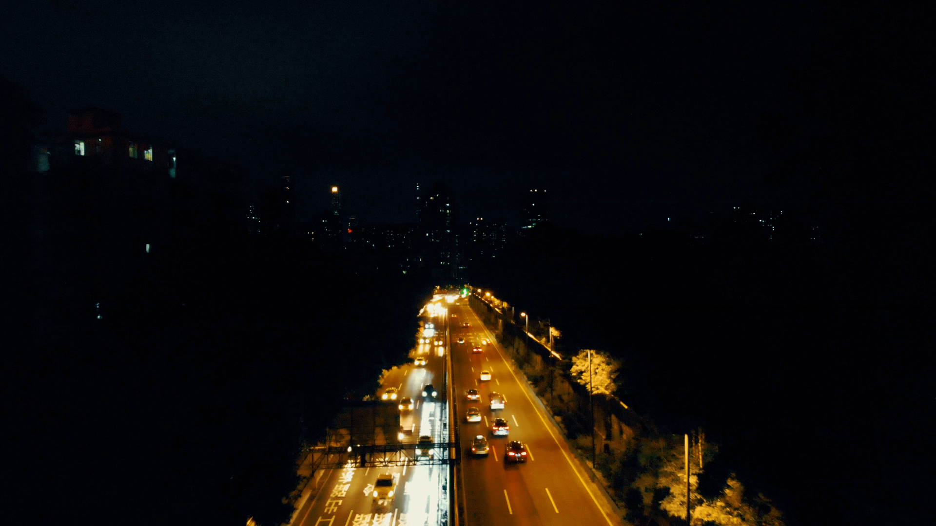4k航拍城市夜景车流视频的预览图