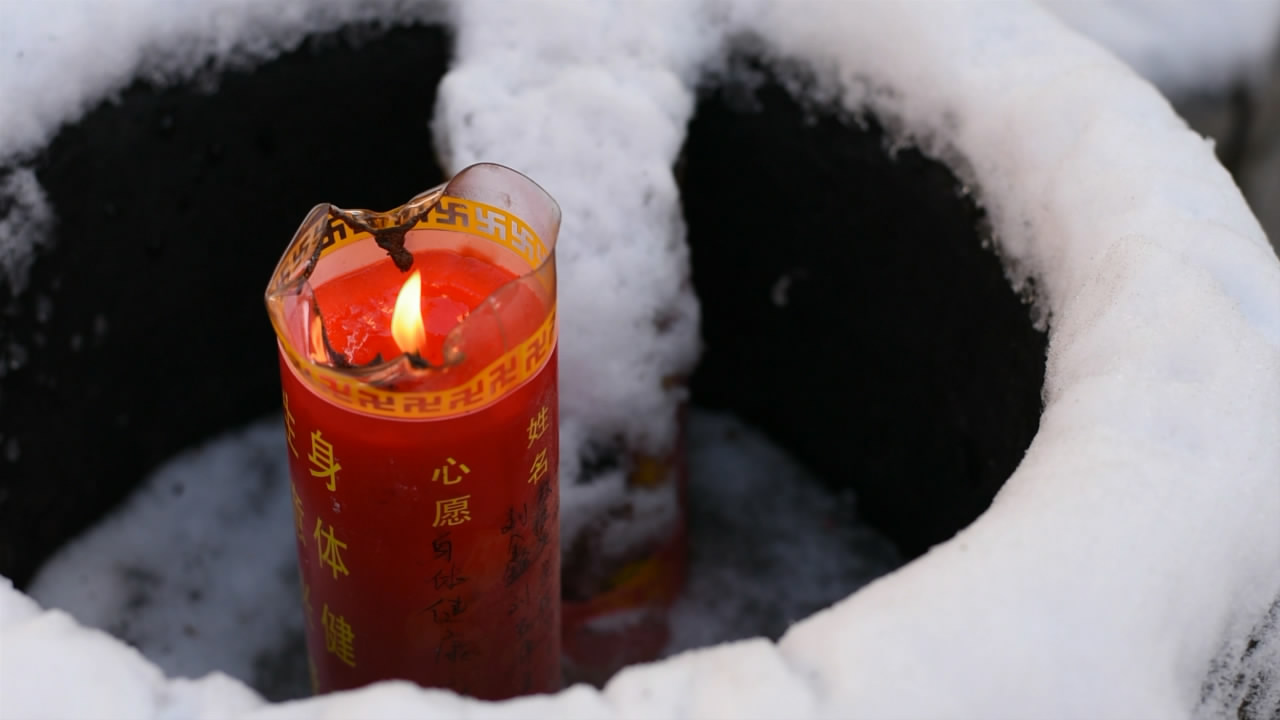 1080P大雪后寺庙里的祈福蜡烛视频的预览图