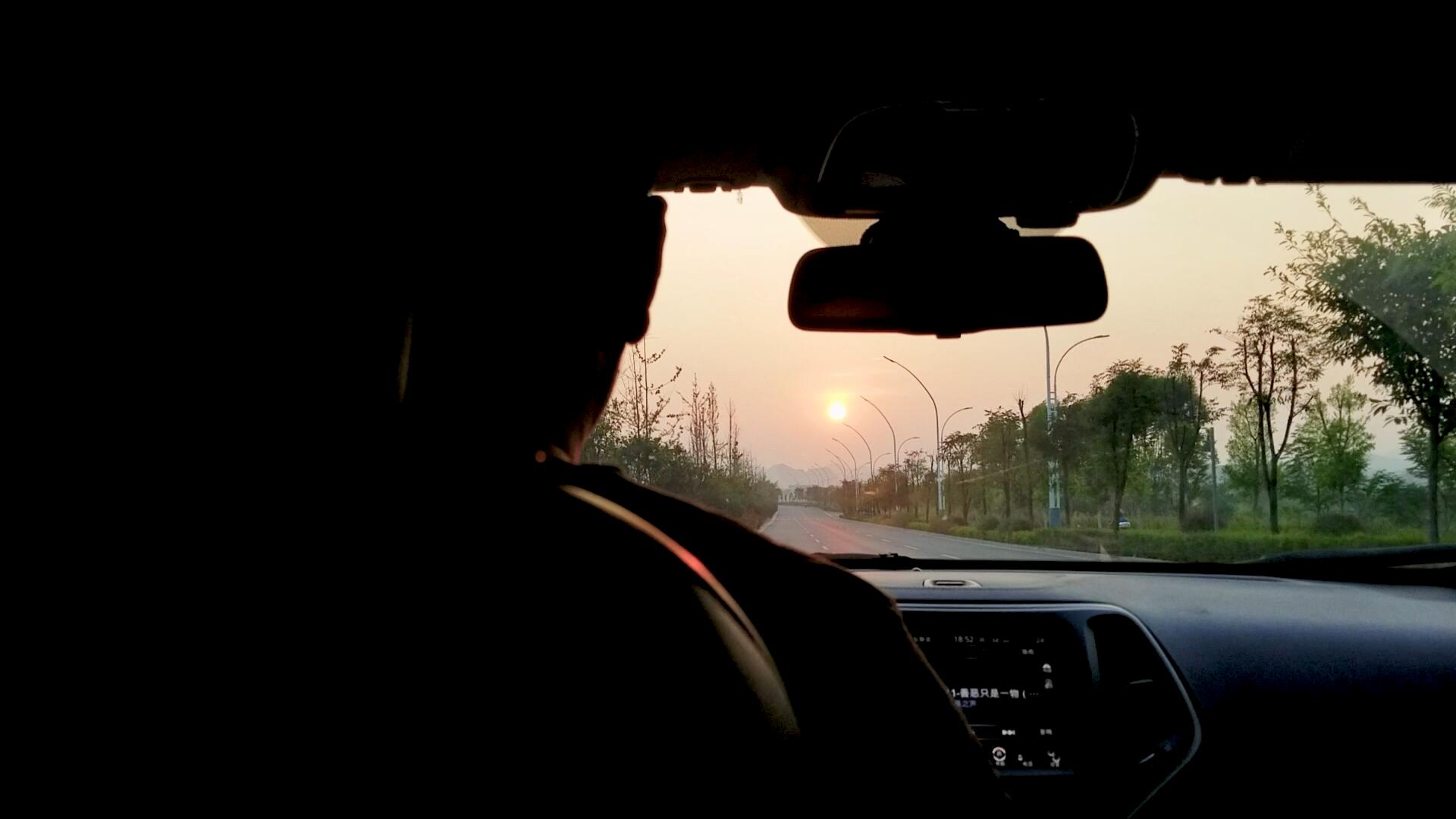 自驾游车内视角向着夕阳出发视频的预览图