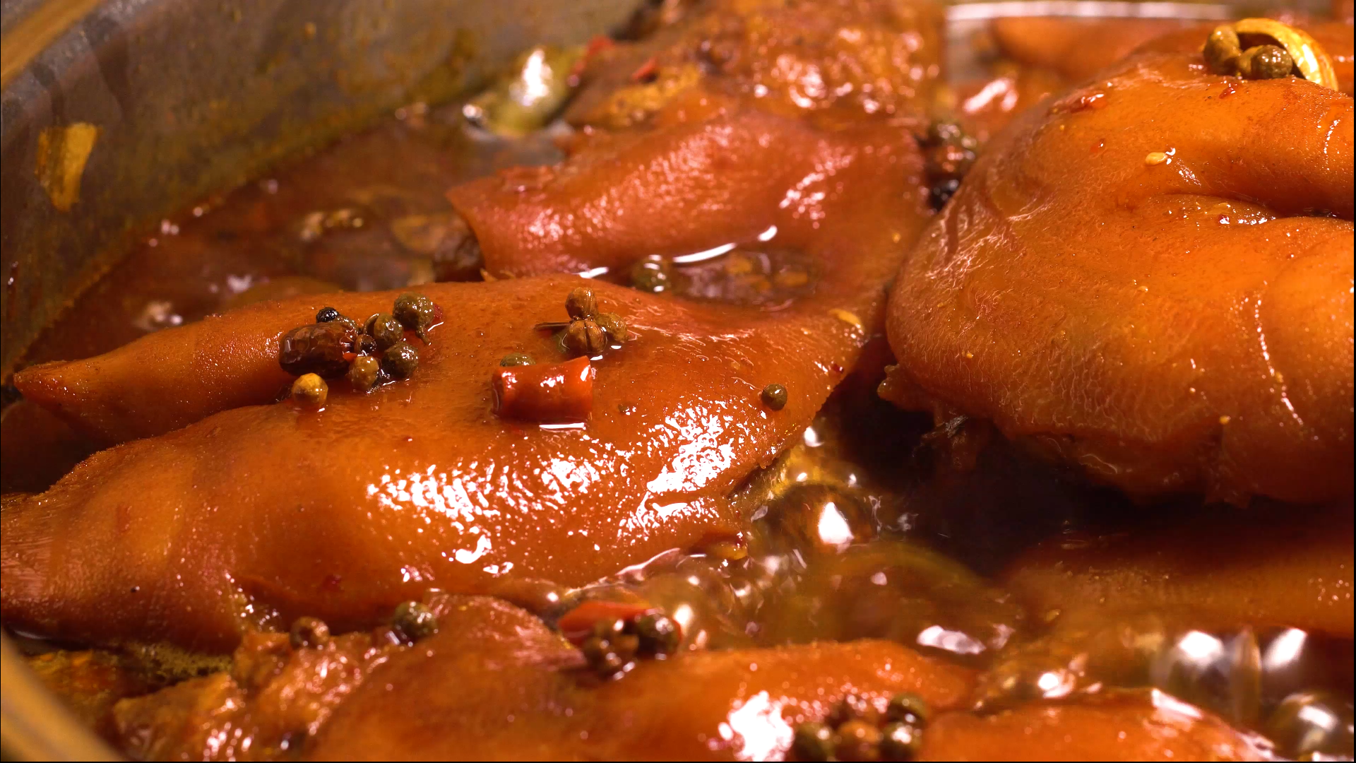 4K卤味猪蹄烹饪中美食摄影视频的预览图