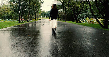 4k女孩下雨天走在公路上的背影实拍视频的预览图