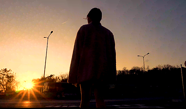 4k秋天黄昏女孩在夕阳下剪影浪漫行走商业素材空镜视频的预览图
