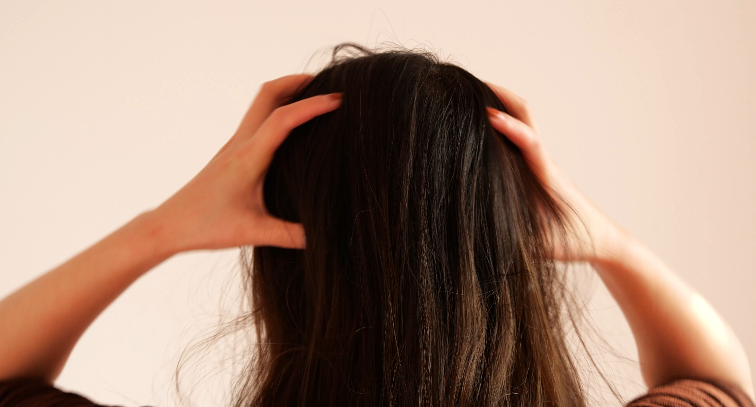 4K挠头发发质干燥头皮屑疾病困扰情绪低落视频的预览图
