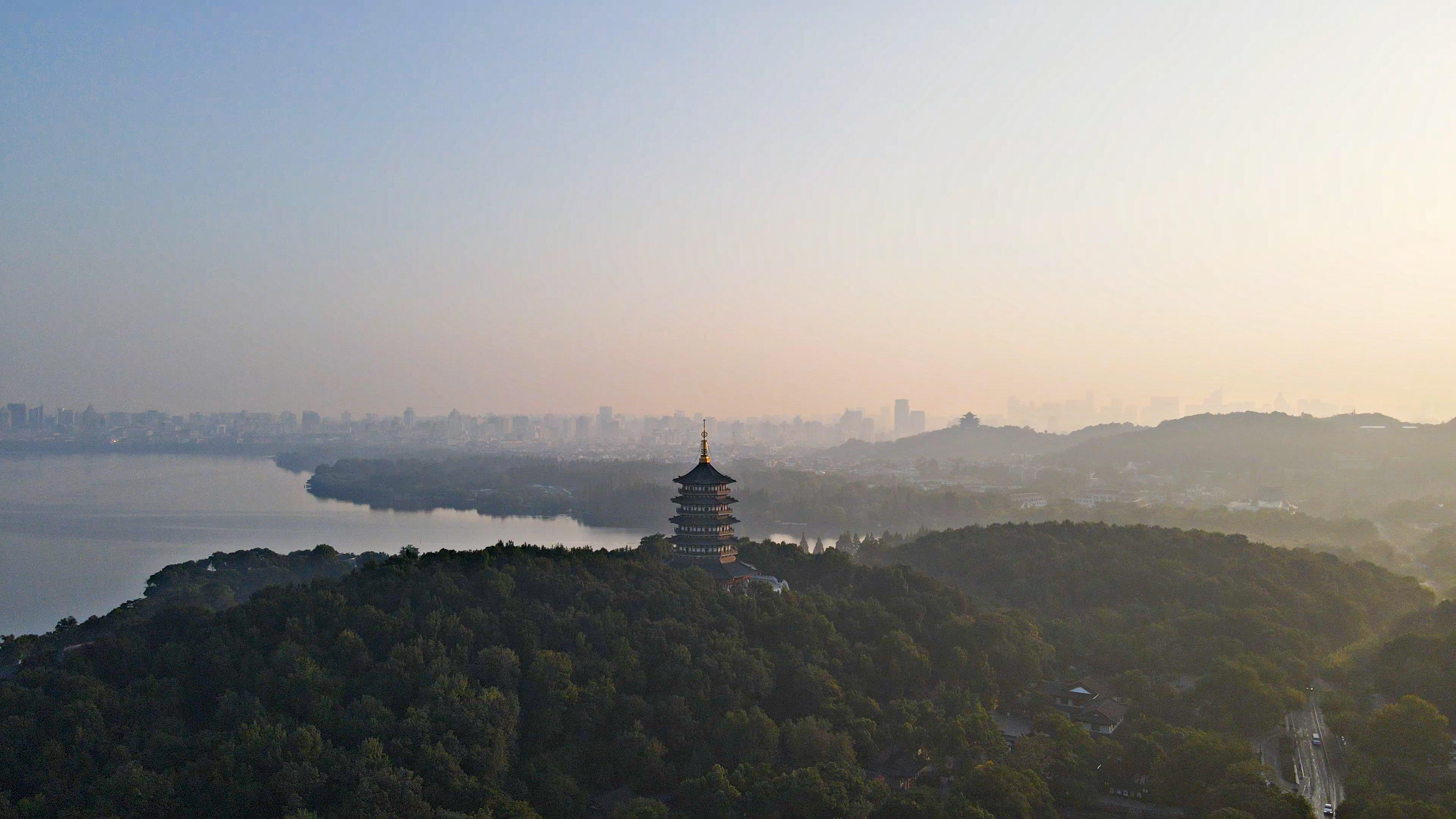 4k航拍杭州西湖雷峰塔清晨景色视频的预览图