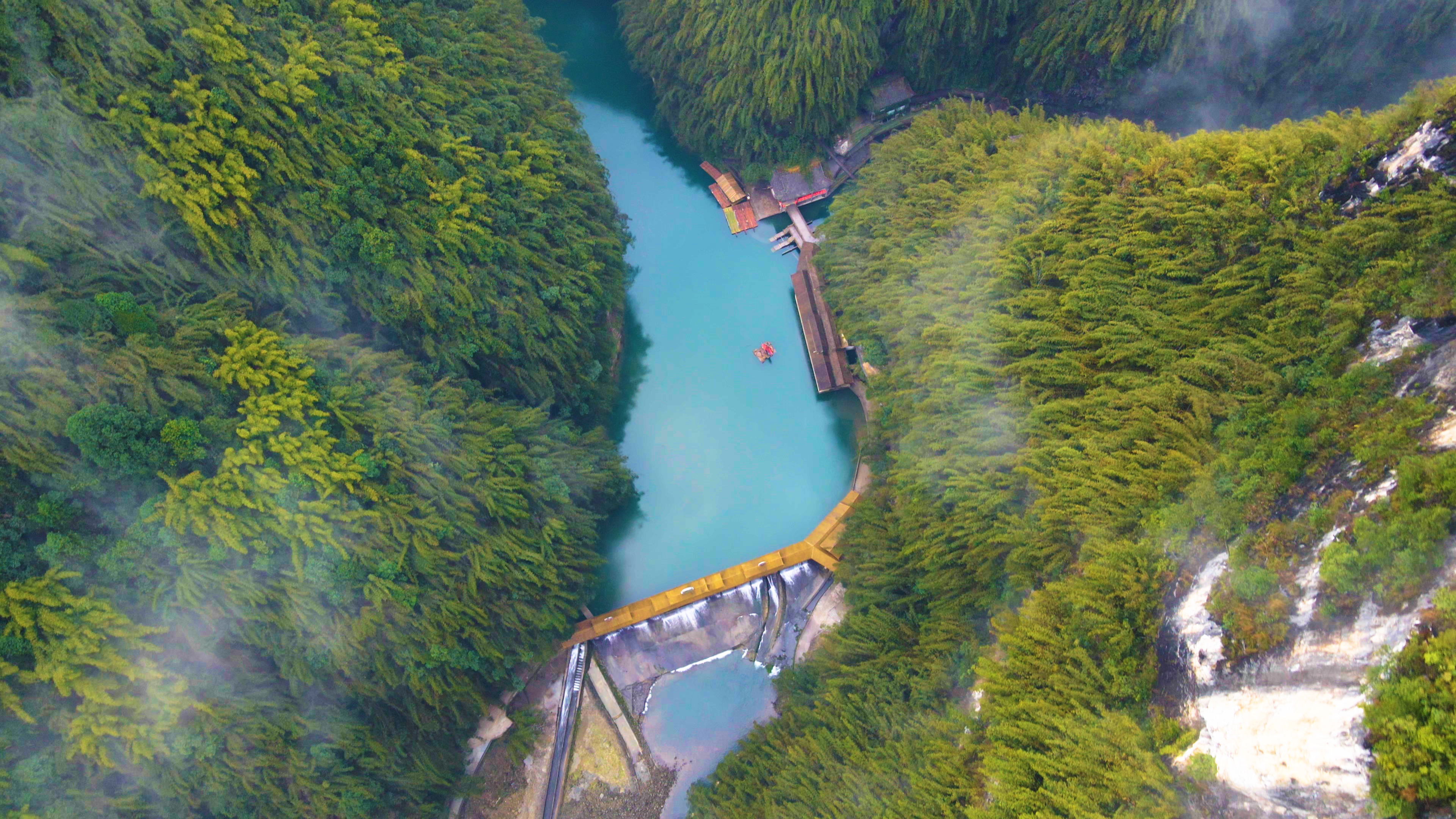 4K航拍山清水秀的阿依河景区风景视频视频的预览图