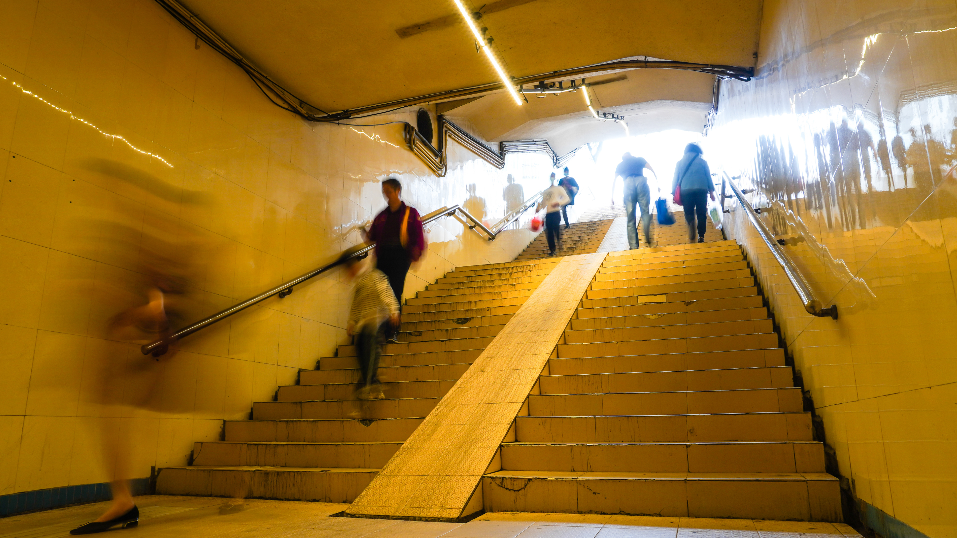 4k隧道行人上下阶梯忙碌生活延时摄影视频的预览图