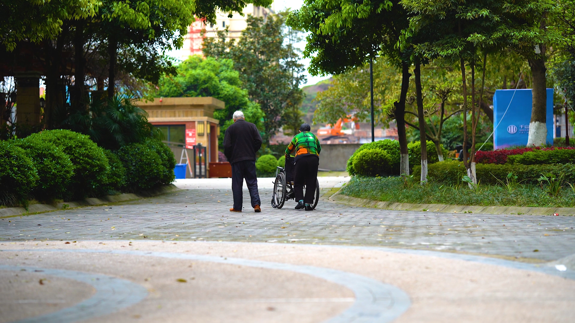 4K实拍公园小区里老人老夫妻相依行走的背影关爱老人视频的预览图