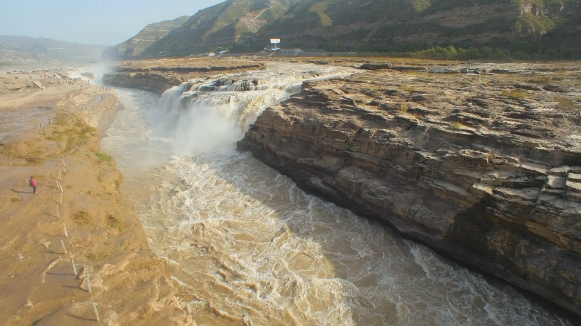 1080陕西延安壮观母亲河黄河水壶口瀑布航拍视频的预览图