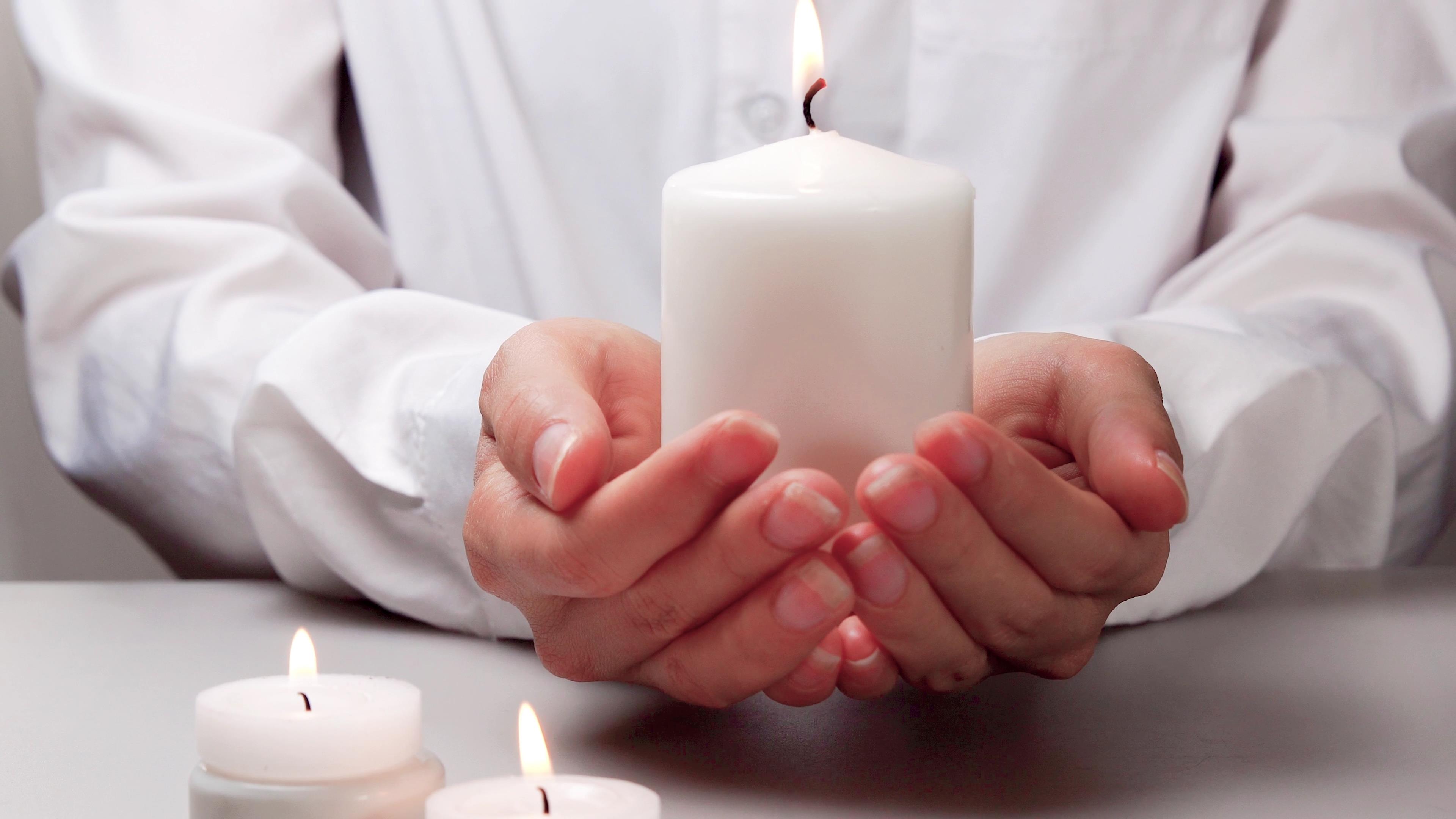 4K手捧白色蜡烛缅怀思念逝者祭祀视频视频的预览图