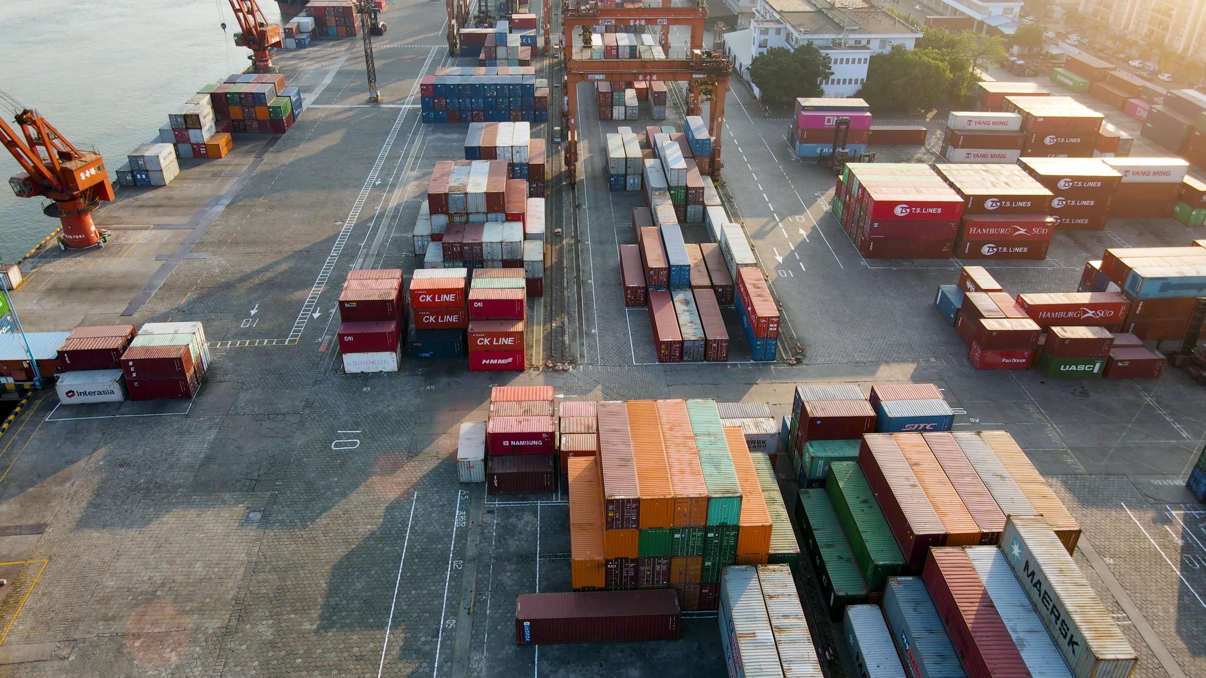 4K物流快递海运运输货柜码头视频实拍视频的预览图