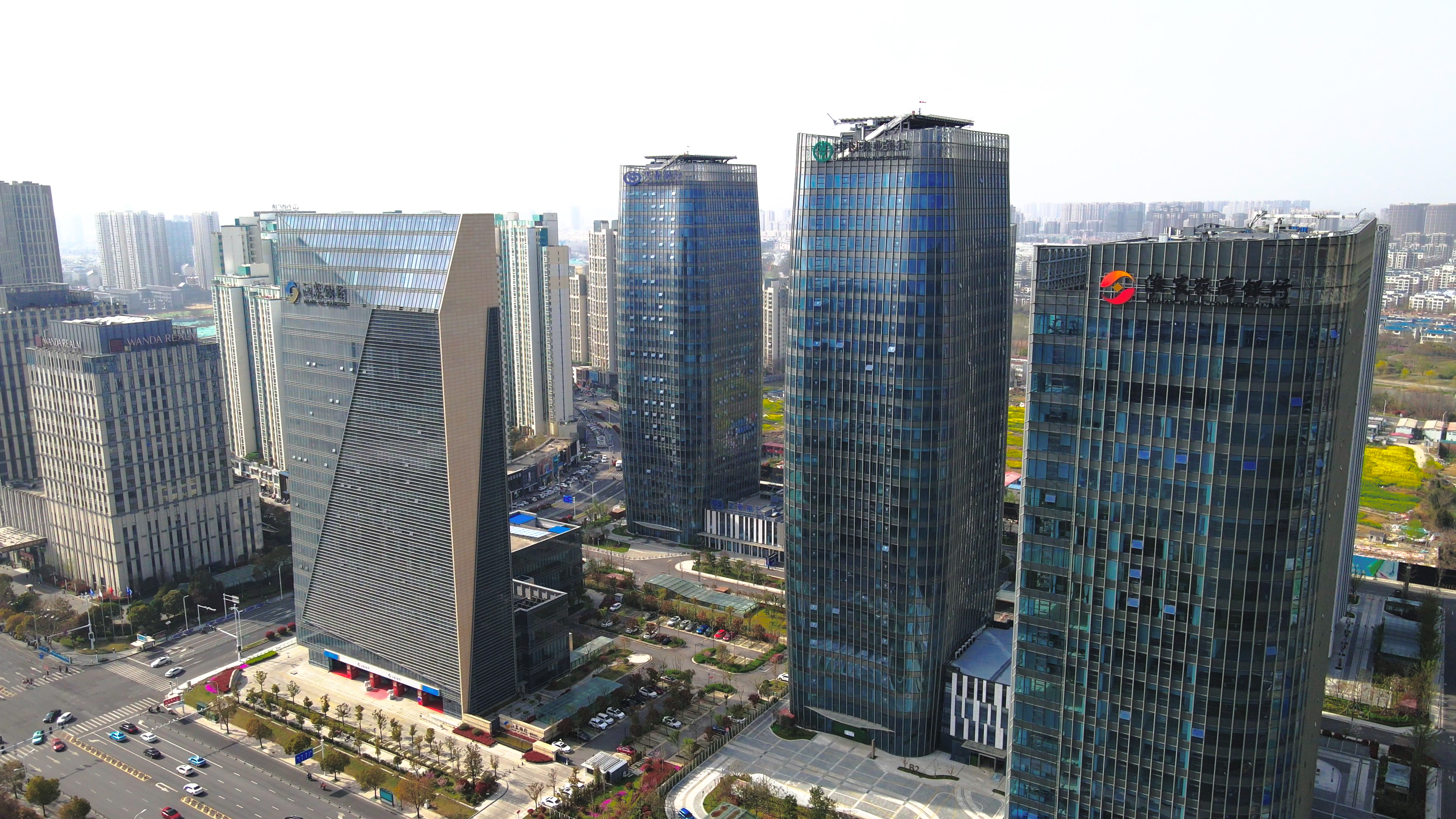 4K航拍淮安市金融中心城市地标商务金融大厦视频的预览图
