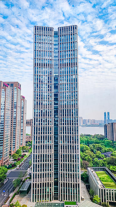 4K延时杭州CBD钱江新城国贸大楼蓝天竖屏竖版实拍视频的预览图