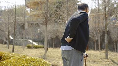4K老人男性腰部疼痛腰间盘不适拄拐杖捶背特写人像视频实拍视频的预览图