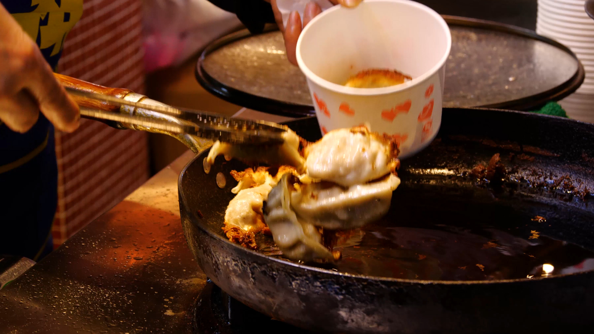 4K煎饺饺子小吃摊美食面食餐饮美食视频的预览图