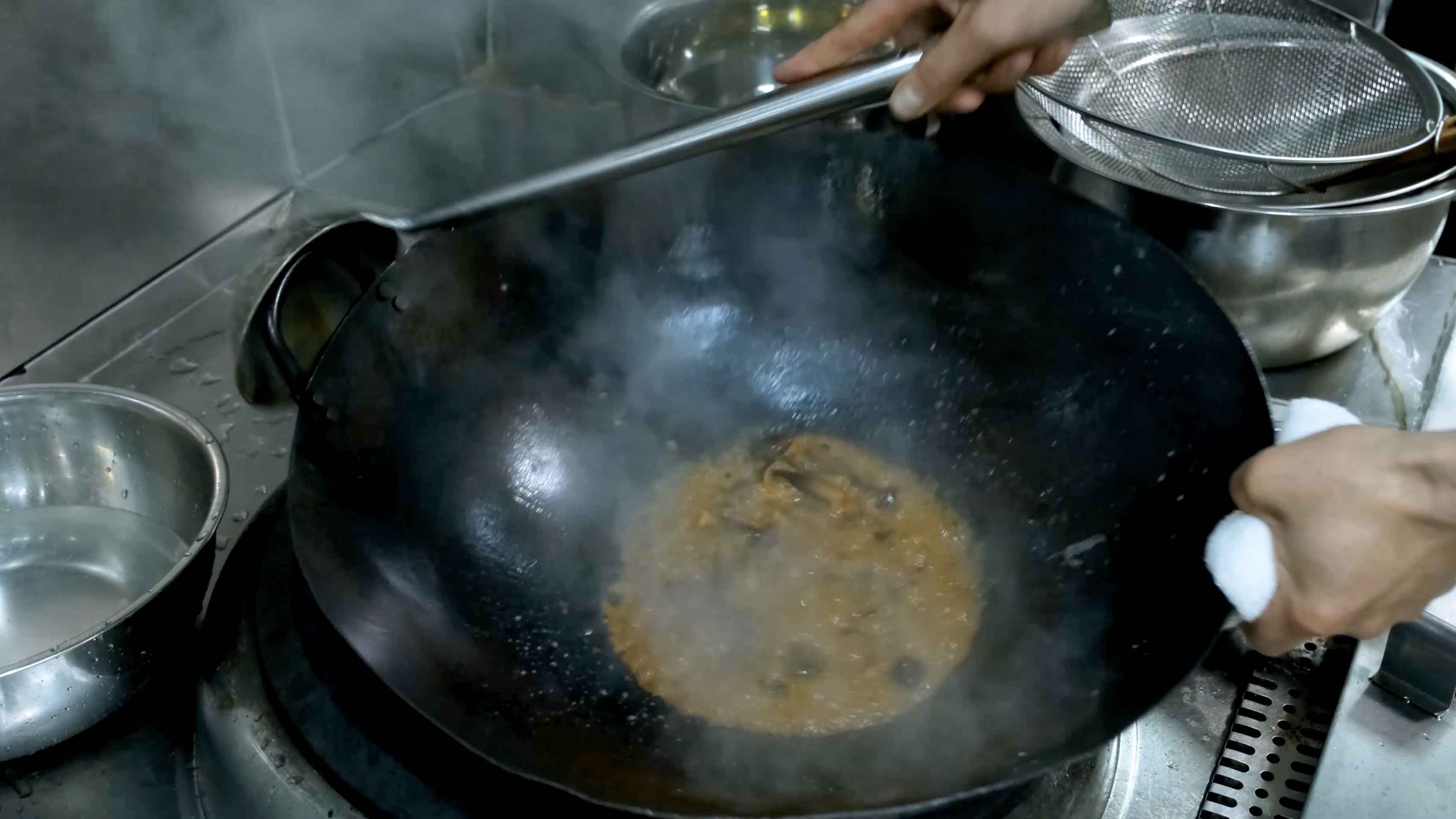 4k后厨实拍大厨洗勺颠勺炒菜餐饮素材视频的预览图
