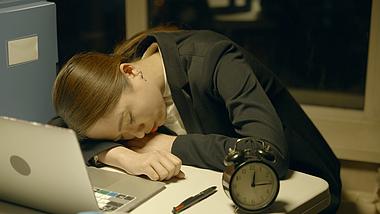 4K女职员深夜加班瞌睡办公桌人像视频的预览图