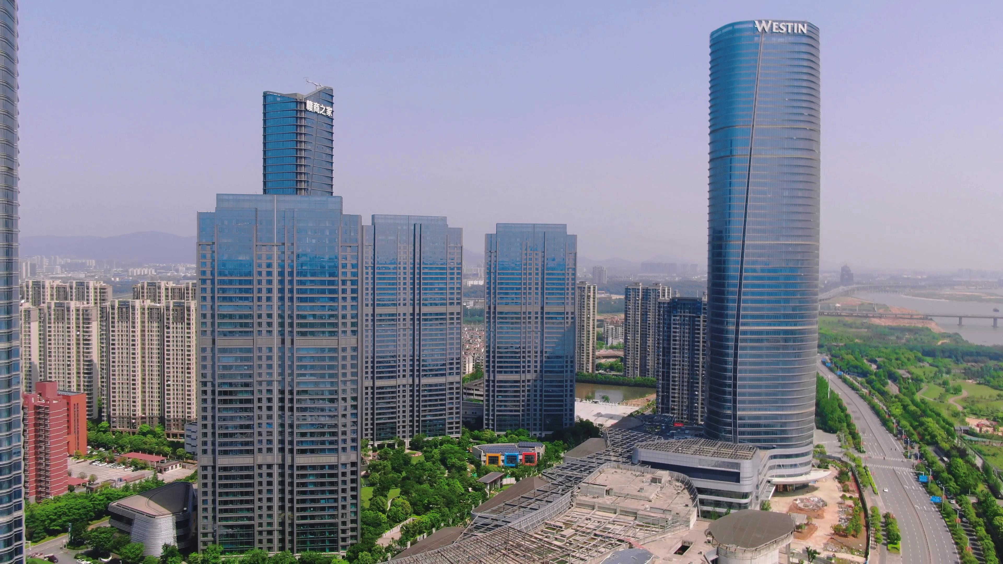 4K航拍江西南昌赣江CBD商务金融中心建筑视频的预览图