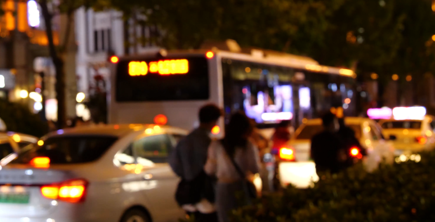4K繁华街道虚影步行街人流空镜夜晚逛街人群视频的预览图