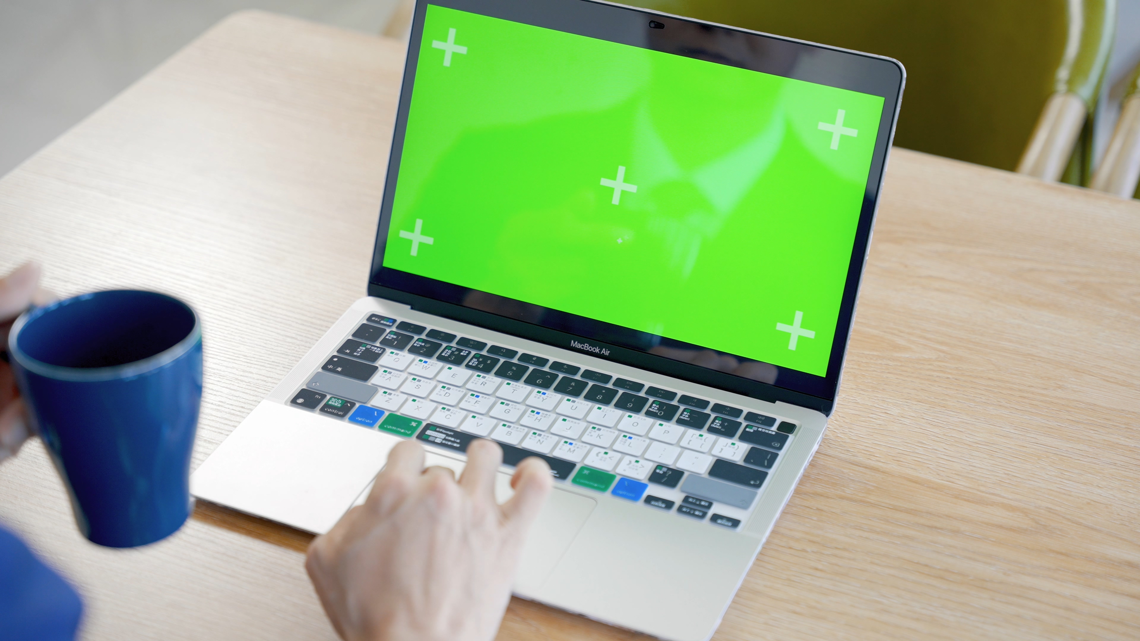 4K商务金融白领笔记本电脑绿幕抠像视频的预览图