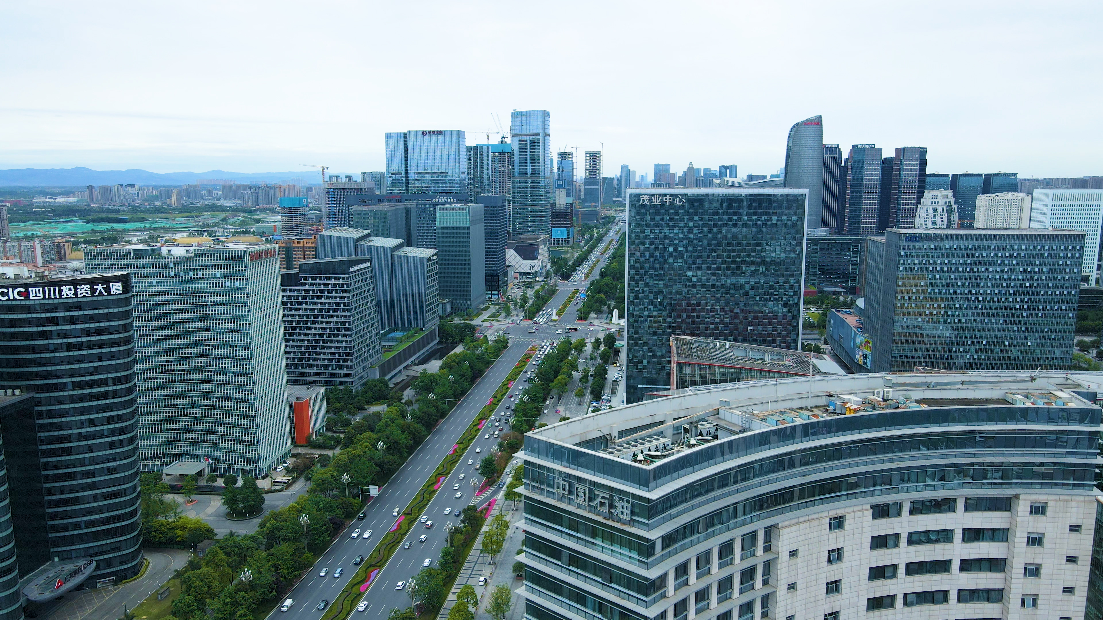 4K航拍四川成都金融城CBD商务区大楼建筑视频的预览图