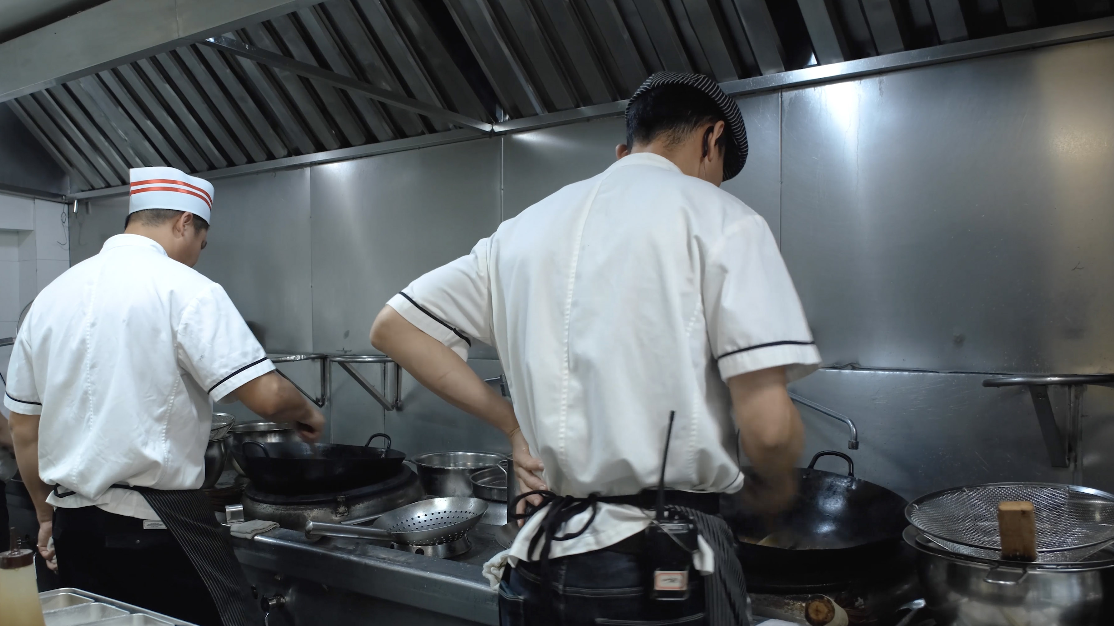 4k实拍全境后厨工作的厨师视频的预览图
