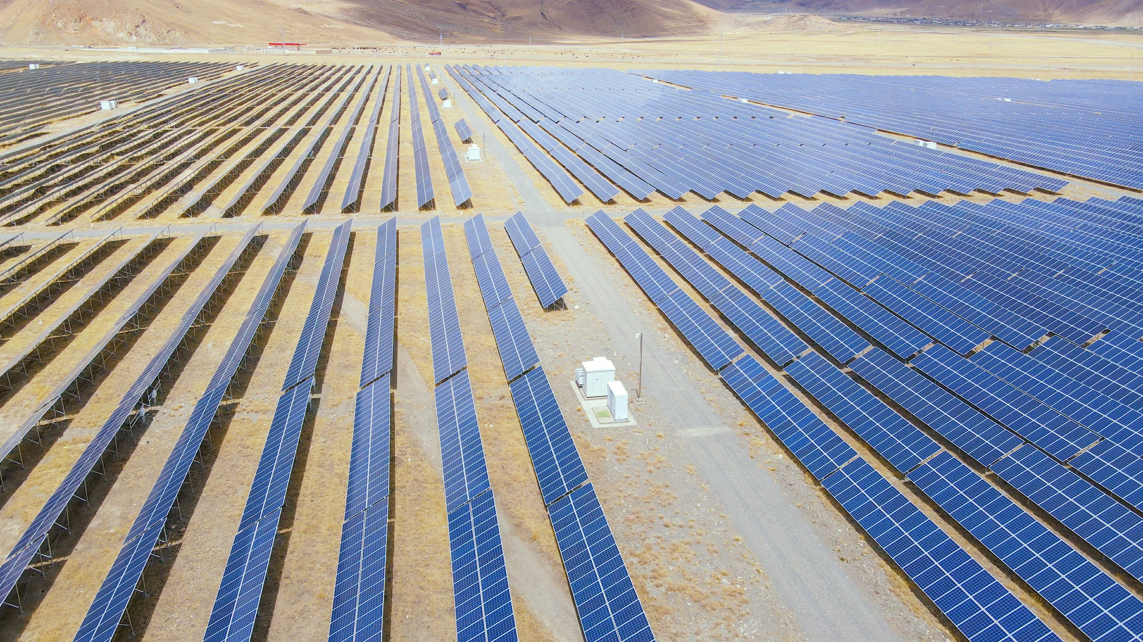 4k航拍大型太阳能发电站新能源电能视频的预览图