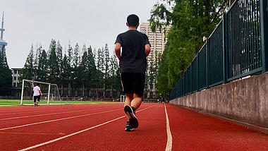 4K实拍塑胶跑道跑步健身体能训练的人视频的预览图