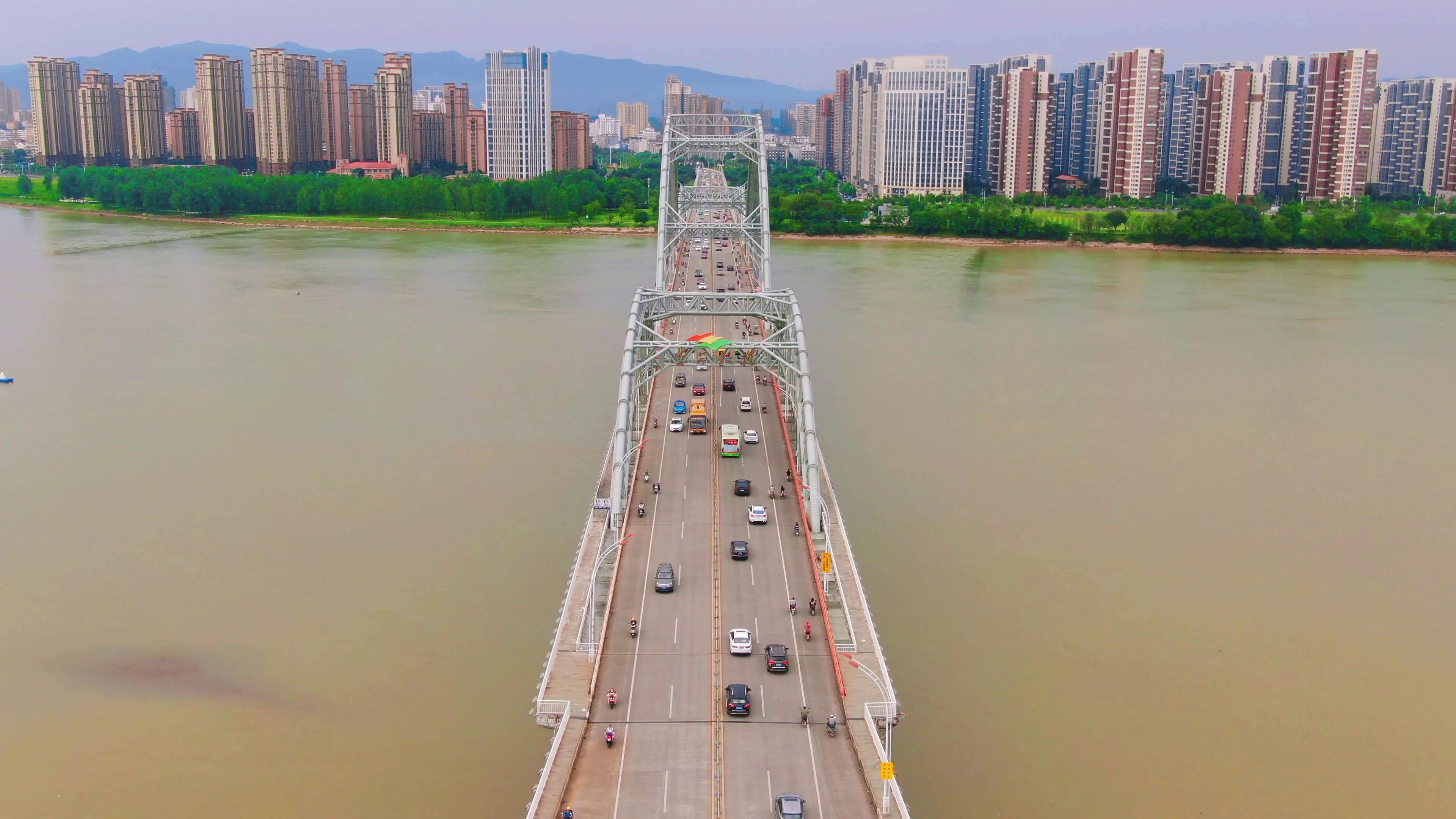 4K航拍江西吉安城市地标吉安大桥车流交通视频视频的预览图