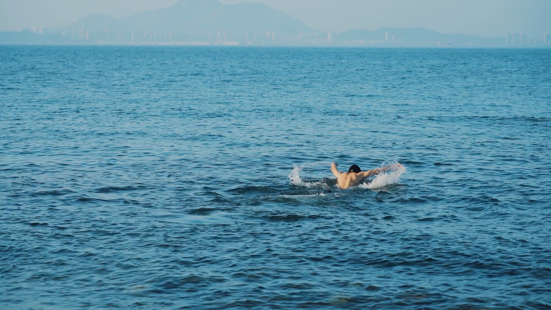1080p夏季海里游泳运动男人背影实拍视频的预览图